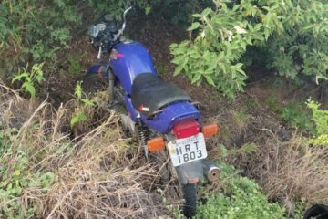 Motocicleta com restrição de roubo é encontrada na BA-938. Foto: Smtran.