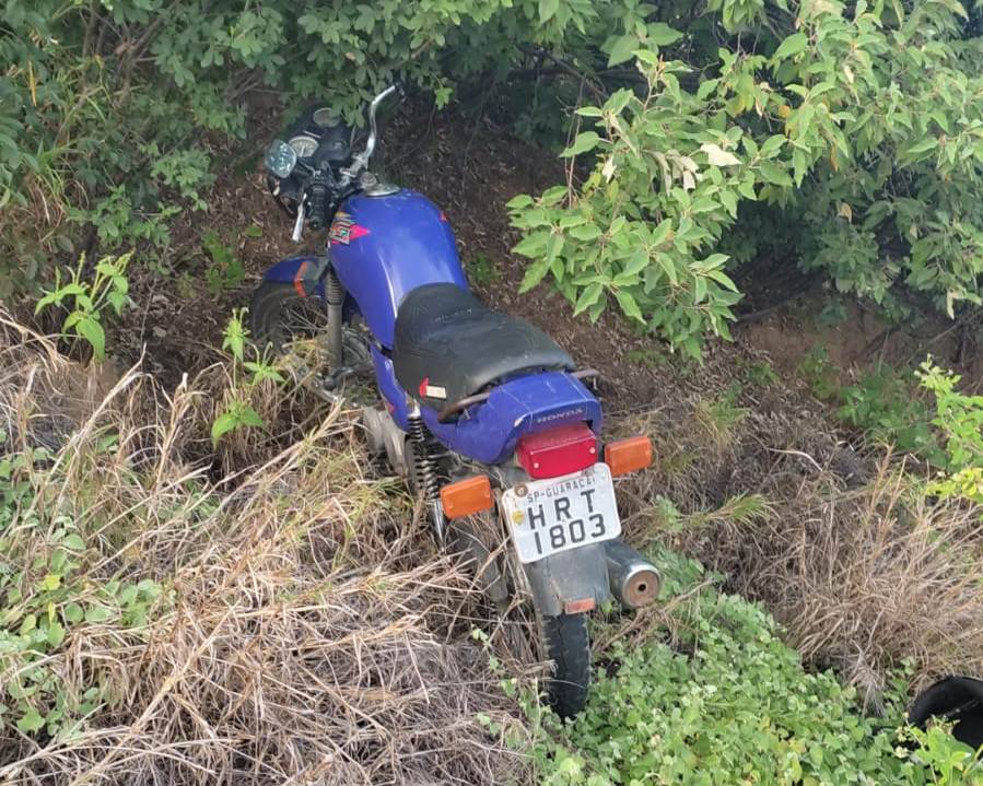 Motocicleta com restrição de roubo é encontrada na BA-938. Foto: Smtran.