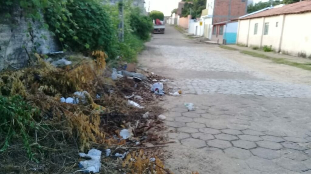 Lixo lota ruas de Carinhanha.