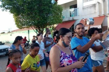 Moradores de Malhada fazem manifestação contra falta de água. Foto: enviada por leitores.