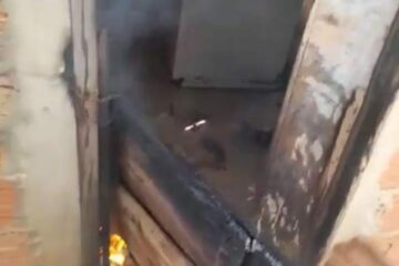 Mãe é presa após se trancar com filha em casa e atear fogo na própria casa em Iuiu. Foto: PM.