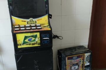 Duas máquinas caça-níqueis são apreendidas no Núcleo de Ceraíma em Guanambi. Foto: PM.