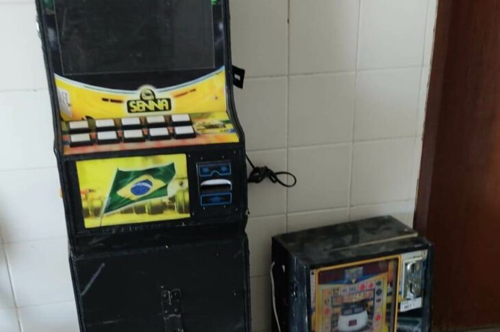 Duas máquinas caça-níqueis são apreendidas no Núcleo de Ceraíma em Guanambi. Foto: PM.