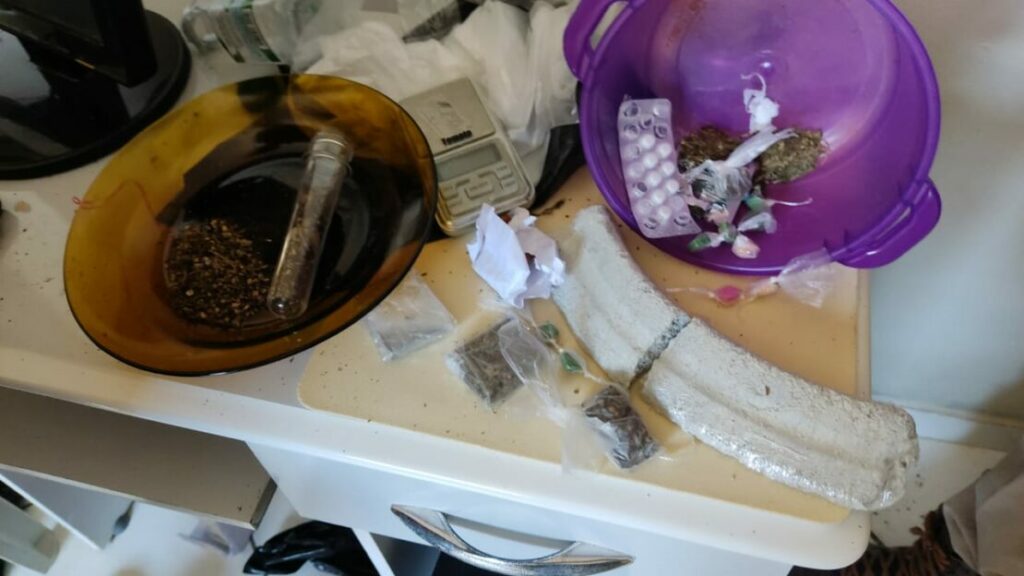 Suspeito de tráfico é preso com cocaína, maconha e droga sintética em Guanambi. Foto: PM.