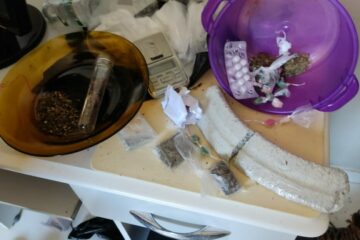 Suspeito de tráfico é preso com cocaína, maconha e droga sintética em Guanambi. Foto: PM.