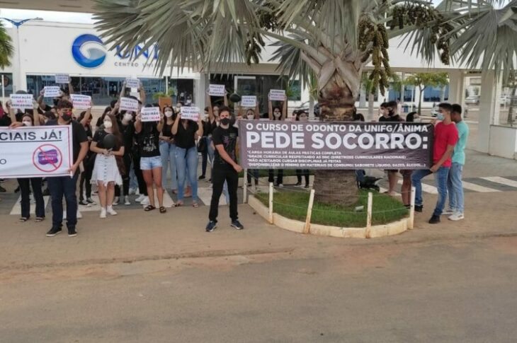 Estudantes da UniFG Ânima em Guanambi manifestam em defesa do retorno das aulas 100% presencial. Foto: Roberto Santos.