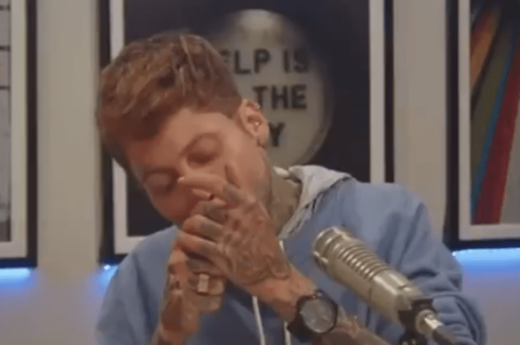 Deputado Kannário acende cigarro de maconha durante entrevista. Foto: reprodução 'PodSer'