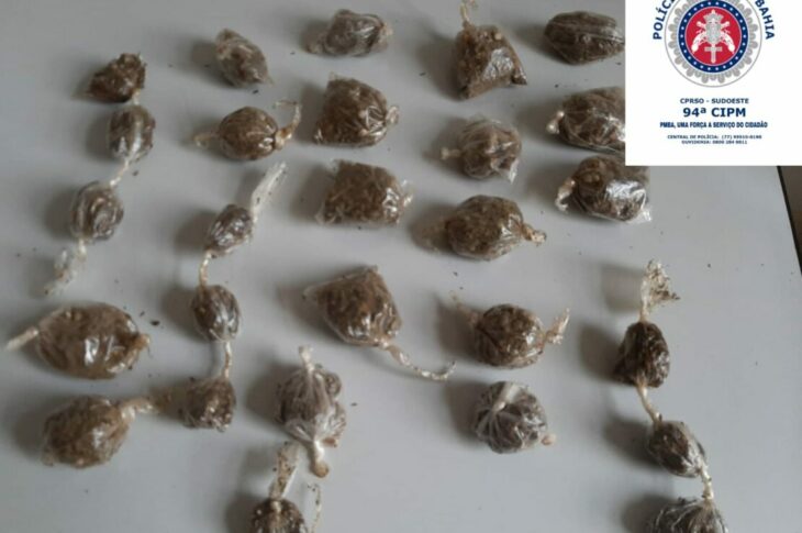 Homem preso com drogas em Tanque Novo. Foto: PM.