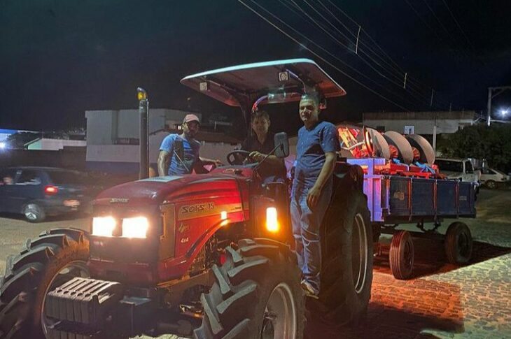 Deputado Vítor Bonfim realiza entrega de trator e implementos agrícolas para a Associação de Caetité. Foto ASCOM