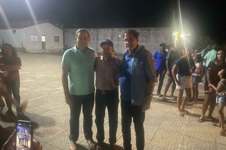 Luciano, Dezin e Zé Rocha. Entrega de trator em Mocambo. Foto: divulgação.