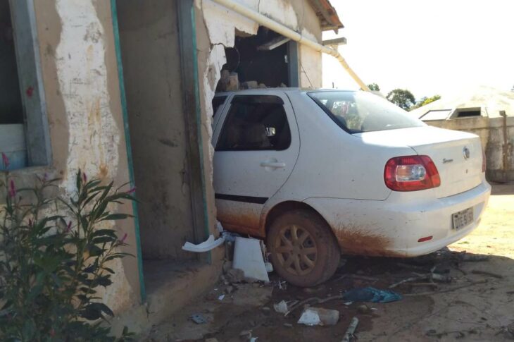 Carro colide contra parede de casa em Tanque Novo. Foto: PM.