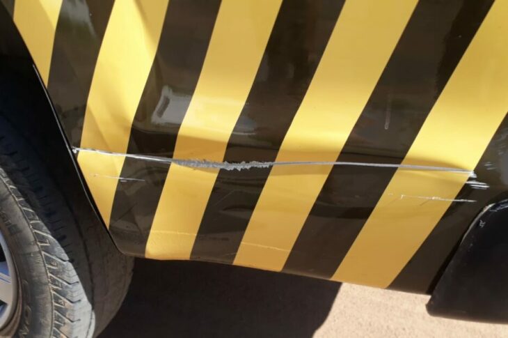 Reboque se solta de moto e atinge viatura da Superintendência de Trânsito. Foto: reprodução SMTRAN.