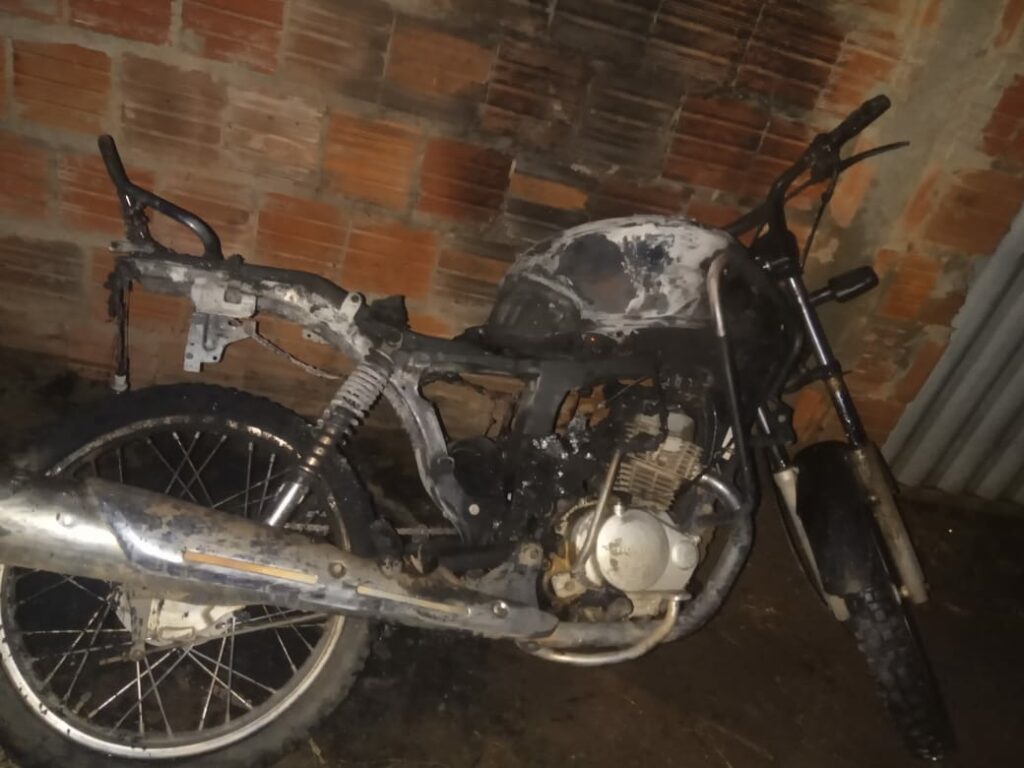 Motocicleta é incendiada na zona rural de Carinhanha. Foto: leitor.