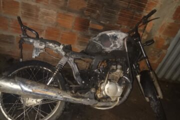 Motocicleta é incendiada na zona rural de Carinhanha. Foto: leitor.