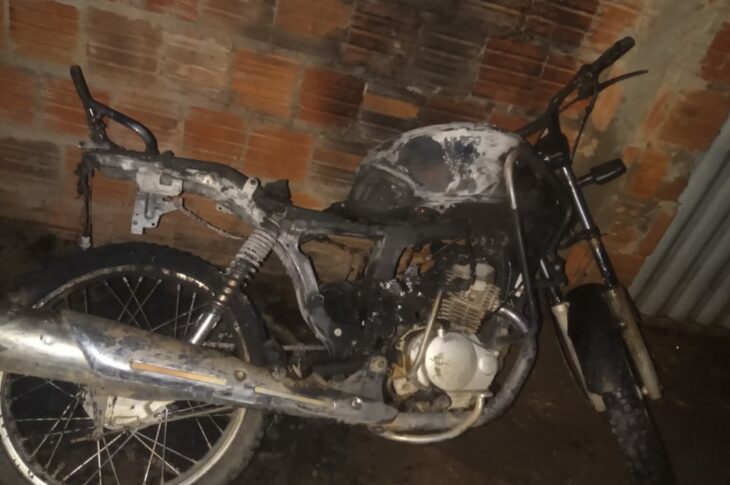 Motocicleta é incendiada na zona rural de Carinhanha. Foto: leitor.
