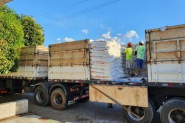 Carga de trigo recuperada em Carinhanha. Foto: PM.