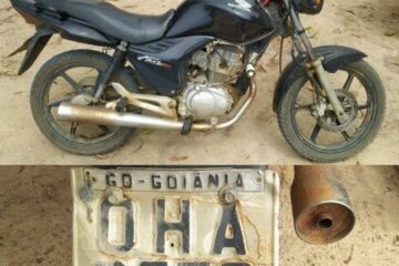 Três motocicletas foram apreendidas no última final de semana na zona rural de Carinhanha, na região do Médio São Francisco. As motos foram apreendidas nos dias 16 e 17 de abril (sábado e domingo). Uma moto Honda CG 150 Titan, cor preta, placa HDL-1693, licença de Belo Horizonte –MG, foi apreendida por volta da 18h, no povoado de Vila São José (Cheira Cabelo), com o chassi suprimido. A Honda CG 150 Titan, preta, OHA-0576, licença de Goiânia-GO, foi apreendida por volta das 21h, na Vila São João. O motociclista usava um escapamento irregular no veículo, mas acabou fugindo ao avistar a viatura do 1º Pelotão da 3ª CIA do 17 º Batalhão de Polícia Militar (17º BPM). A terceira moto foi apreendida na estrada que liga os povoados de Vila São João e Núcleo I, com o chassi suprimido. Além do chassi suprimido, a Honda CG FAN, cor preta, estava sem itens obrigatórios como: placas piscas, retrovisores e escapamento irregular. Os veículos foram removidos para o pátio da 3ª CIA.