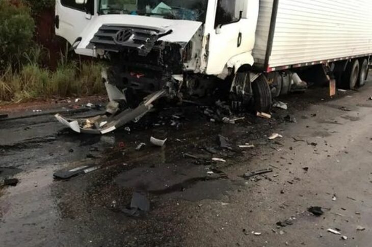 Motorista morre depois de batida entre caminhonete e caminhão. Foto: PM.