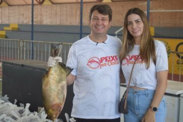 Prefeito Dr. Marcelo distribuindo peixe. Foto: divulgação.