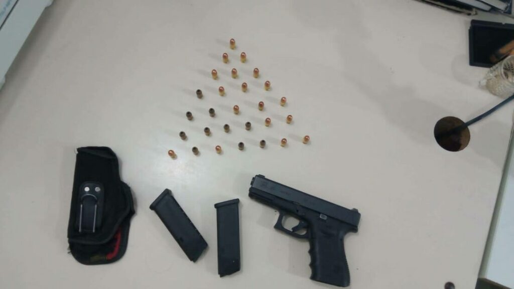 Polícia Civil de Carinhanha prende homem com pistola austríaca. Foto: PC.