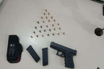 Polícia Civil de Carinhanha prende homem com pistola austríaca. Foto: PC.