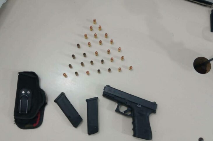 Polícia Civil de Carinhanha prende homem com pistola austríaca. Foto: PC.