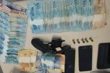 Material apreendido com o quarteto. Foto: PM.