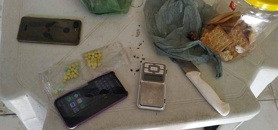 Polícia apreende drogas e comprimidos de ecstasy em Guanambi. Foto: PM.