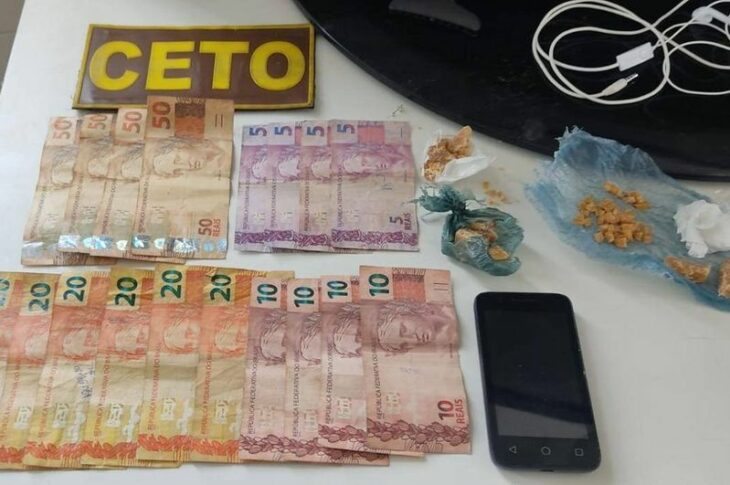 Adolescente é apreendido suspeito de tráfico de drogas. Foto: PM.