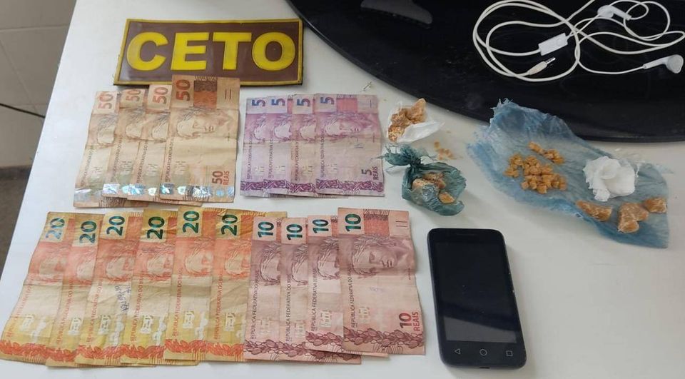 Adolescente é apreendido suspeito de tráfico de drogas. Foto: PM.