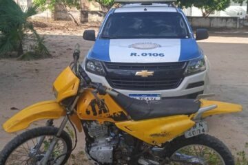 Motocicleta apreendida em Carinhanha. Foto: PM.