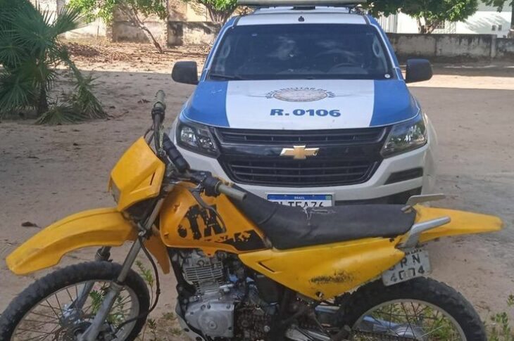 Motocicleta apreendida em Carinhanha. Foto: PM.