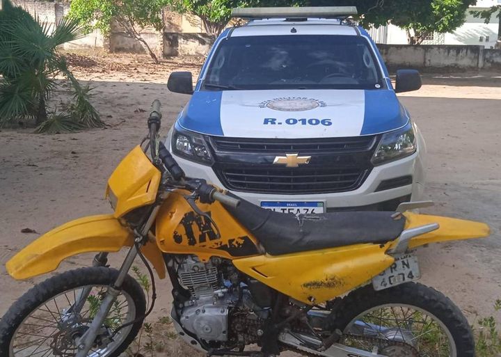Motocicleta apreendida em Carinhanha. Foto: PM.