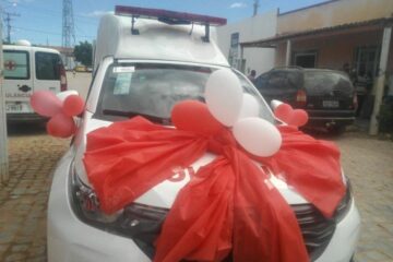 Prefeito Gimmy entrega nova ambulância.