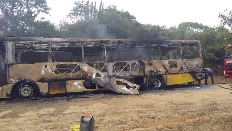 Ônibus escolar fica destruído após pegar fogo em Guanambi. Foto: ASCOM