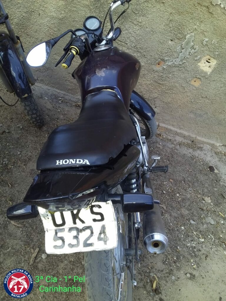 Motocicleta é apreendida em Carinhanha. Foto: PM.