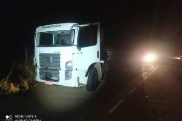 Caminhão furtado em Bom Jesus da Lapa recuperado em Tanque Novo. Foto: PM.