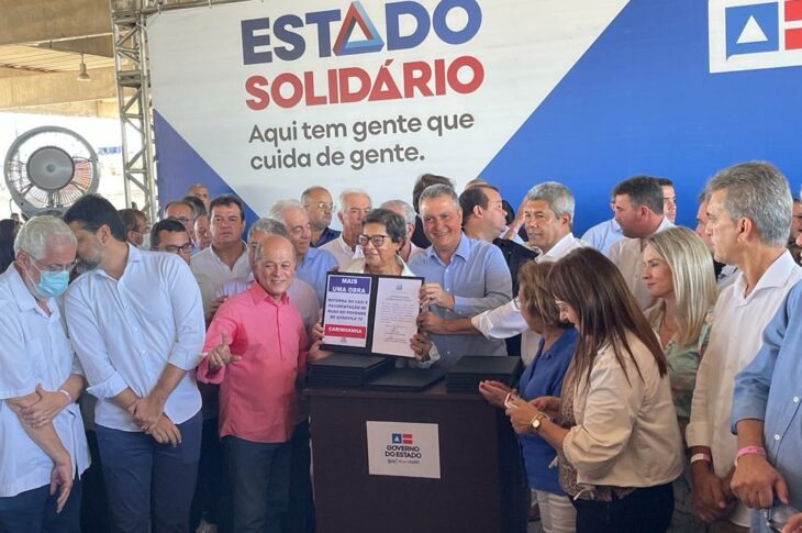 Assinatura do convênio em Salvador. Foto: reprodução assessoria de Comunicação – Prefeitura de Carinhanha.