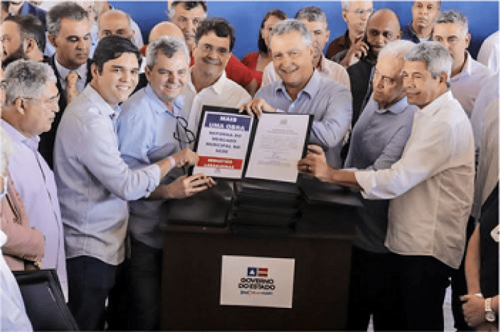 Vitor Bonfim e Dr. Pedro participam da cerimônia de assinatura. Foto: divulgação.