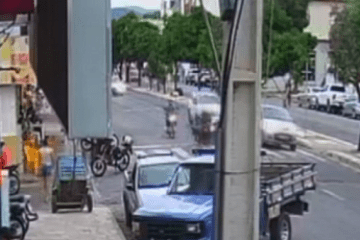 Momento em que o homem é atropelado. Foto: reprodução SMTRAN.