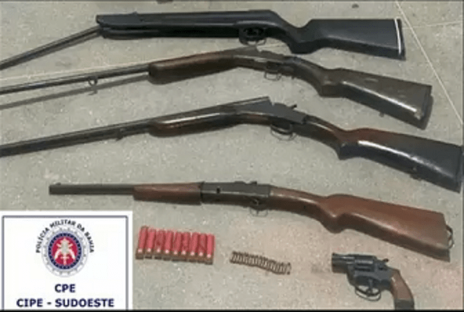 Homem preso em flagrante com armas em Carinhanha. Foto: Cipe/Sudoeste.