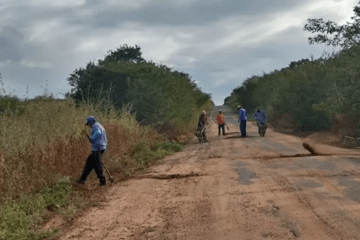 Moradores da comunidade de Parateca se mobilizam para tapar buracos na BA-160. Foto: Enviada pelo grupo.