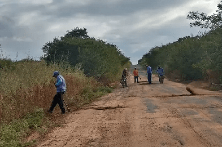 Moradores da comunidade de Parateca se mobilizam para tapar buracos na BA-160. Foto: Enviada pelo grupo.