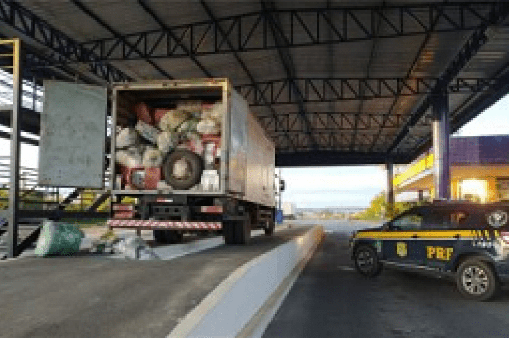 PRF apreende 175 mil maços de cigarro em Vitória da Conquista. Foto: PRE.