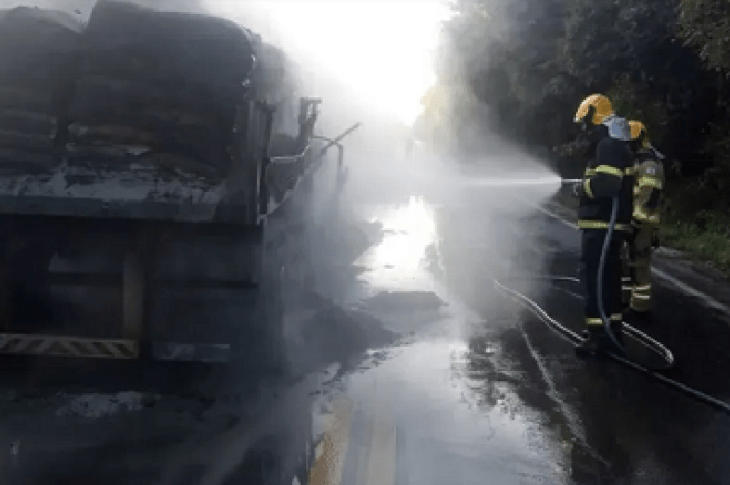 Carreta pega fogo na MGG-122. Foto: Corpo de Bmbeiros.