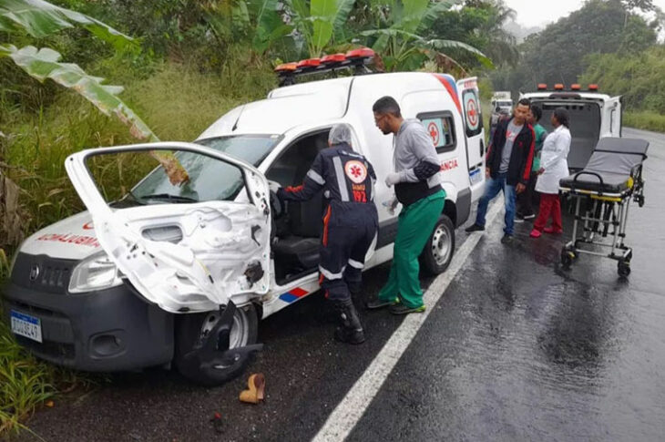 Acidente envolvendo ambulância e carro de passeio deixa dois mortos. Foto: Reprodução/G1