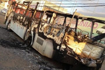 Ônibus de igreja evangélica é incendiado em Brumado. Foto: reprodução Achei Sudoeste