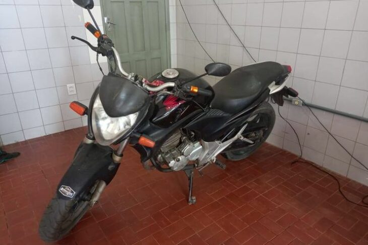 Motocicleta roubada em Minas Gerais é recuperada em Carinhanha. Foto: PC.