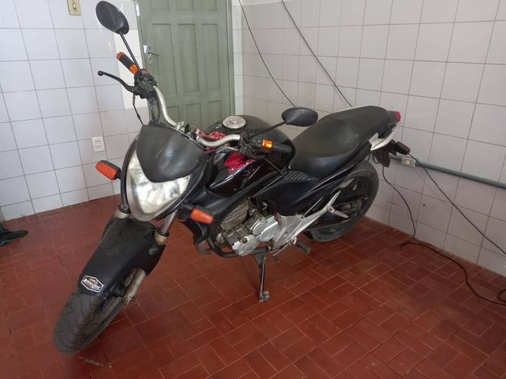Motocicleta roubada em Minas Gerais é recuperada em Carinhanha. Foto: PC.
