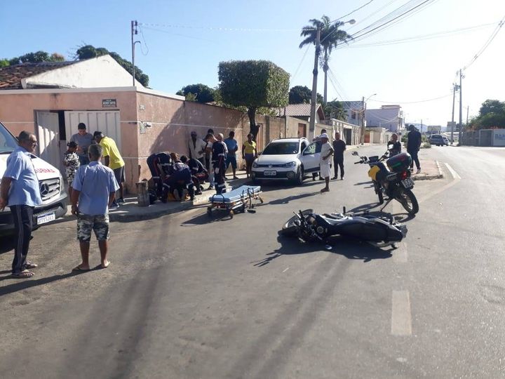 Colisão entre carro e moto deixa motociclista ferido. Foto: Smtran